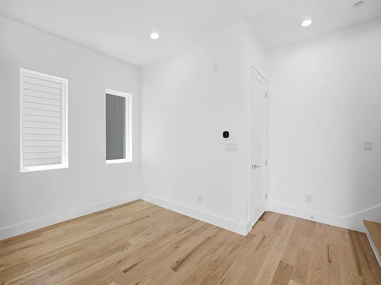 4605 Belmont Ave #202 — Photo 17
