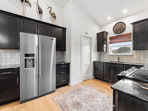 3rd image of 1811 Park View Dr