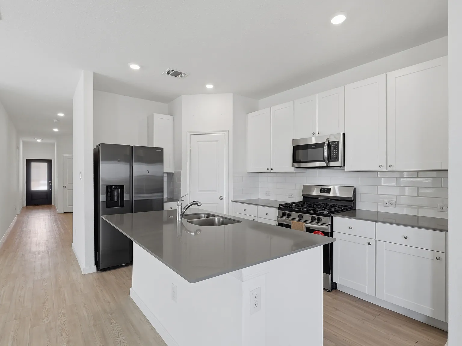 4 bed, 1910 sqft, $1,950 — Photo 3