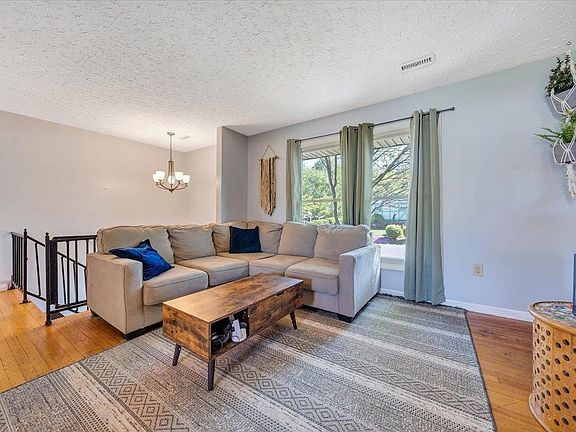 3rd image of 6880 Riverbend Dr
