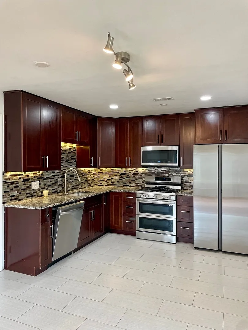 2 bed, 950 sqft, $1,995 — Photo 3