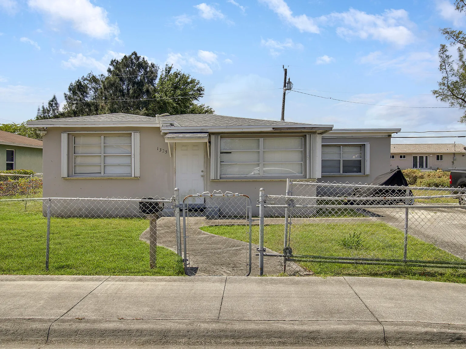 2 bed, 1.0 bath, 1228 sqft, $2,800 — Photo 2