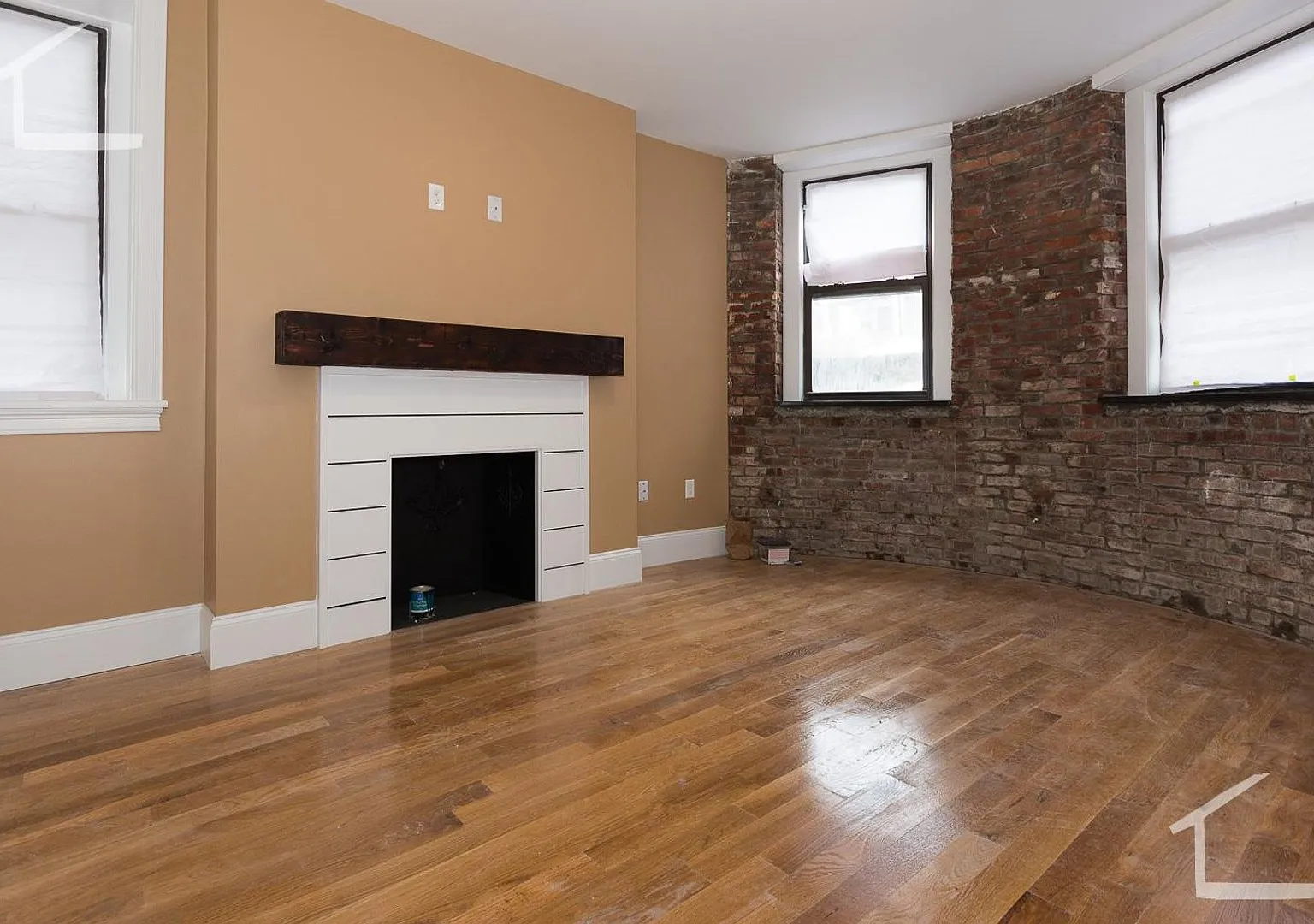 9/1 Renovated 4BR/2BA near Longwood, Fenway, Brookline Vil — Photo 3