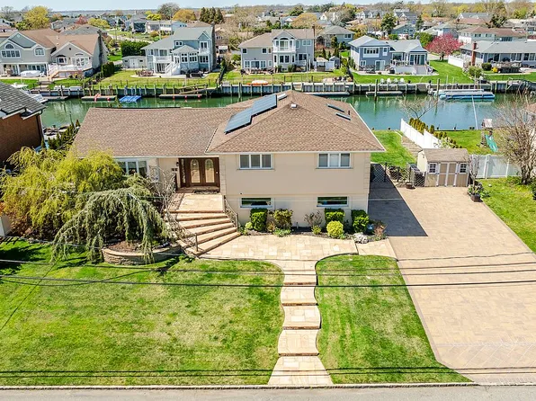 29 Club Dr, Massapequa, NY 11758