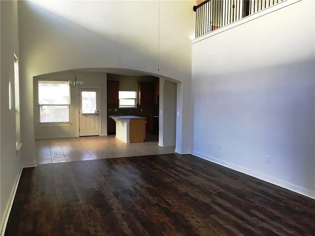 4 bed, 3.5 bath, 2300 sqft, $2,400 — Photo 3