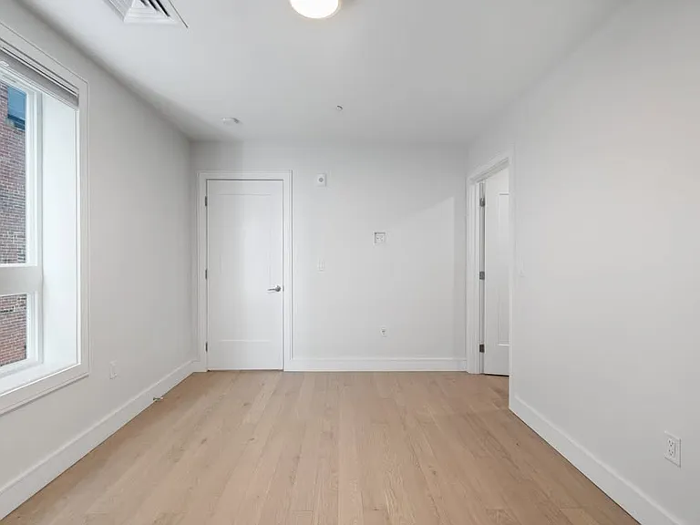 305 Border St #302B — Photo 4