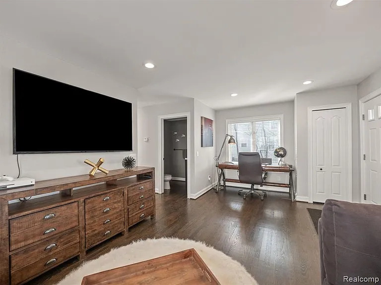 342 E Frank St — Photo 4