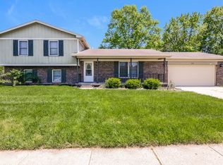 414 Apple Tree Dr, Fishers, IN 46038