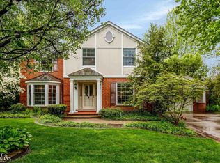 1061 N Oxford Rd, Grosse Pointe Woods, MI 48236