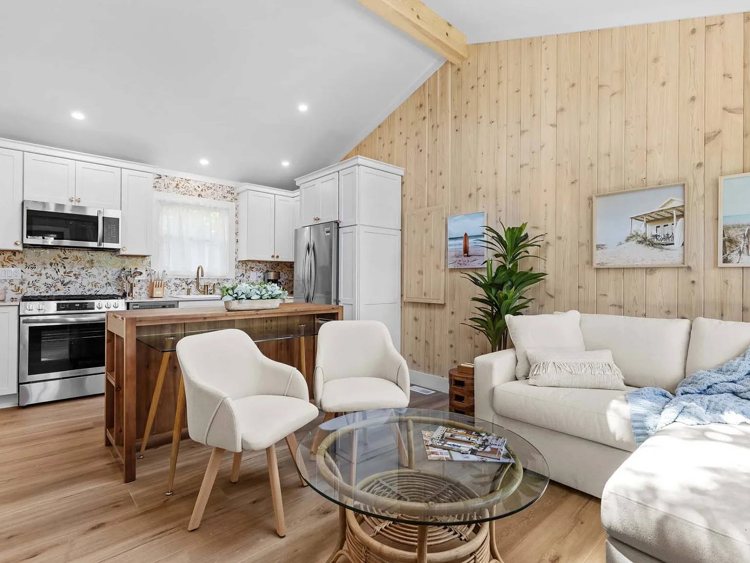 Renovated cottage with private beach access — Photo 4