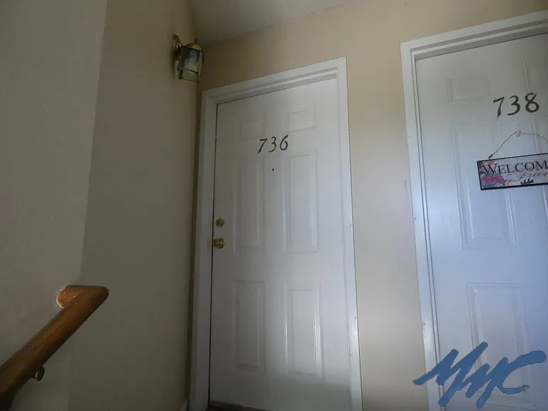 736 Greenland Dr — Photo 2