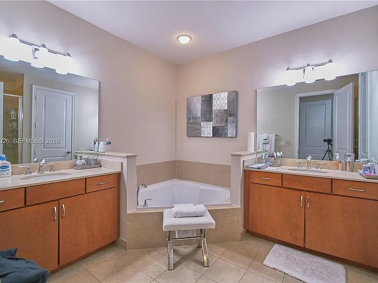 129 Riverwalk Cir E #129 — Photo 8