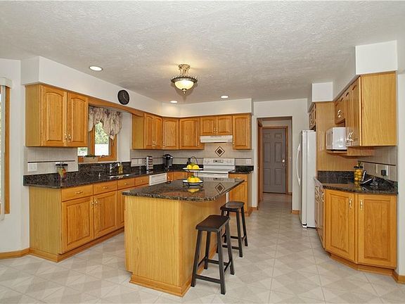 5th image of 8870 Chaucer Blvd