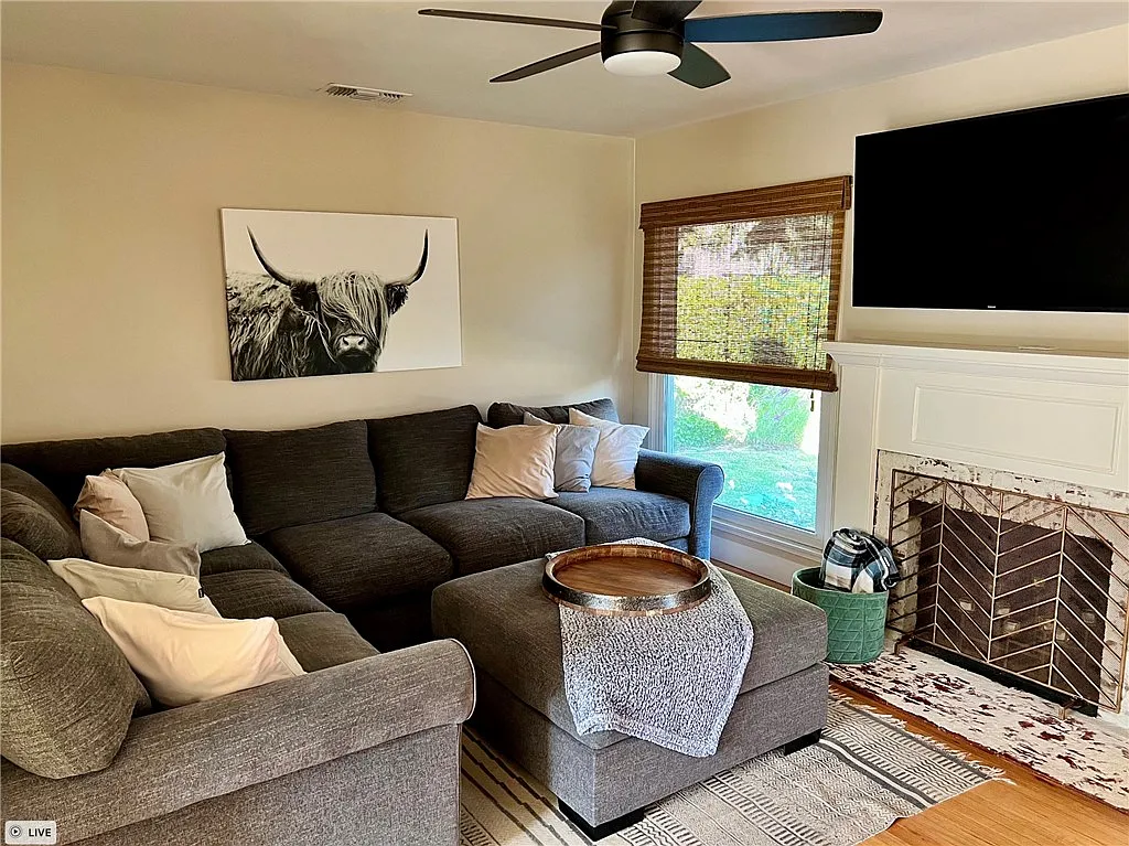 2 bed, 979 sqft, $5,200 — Photo 3
