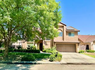 9226 N Green Meadows Ln, Fresno, CA 93720