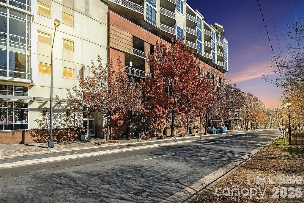 Building Photo - 505 E 6th St #304