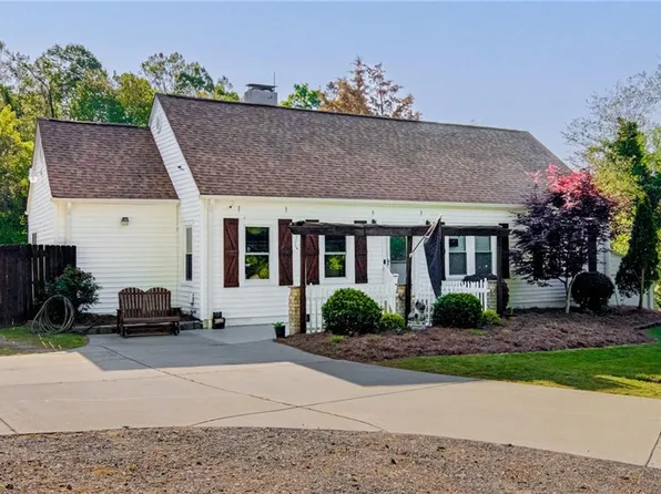 242 Crestwood Cir, High Point, NC 27260