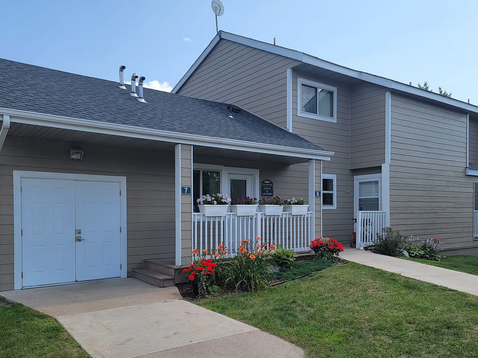 Pine Manor Townhouses — Photo 1