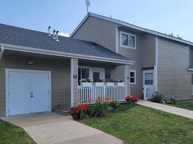 Pine Manor Townhouses — Photo 1
