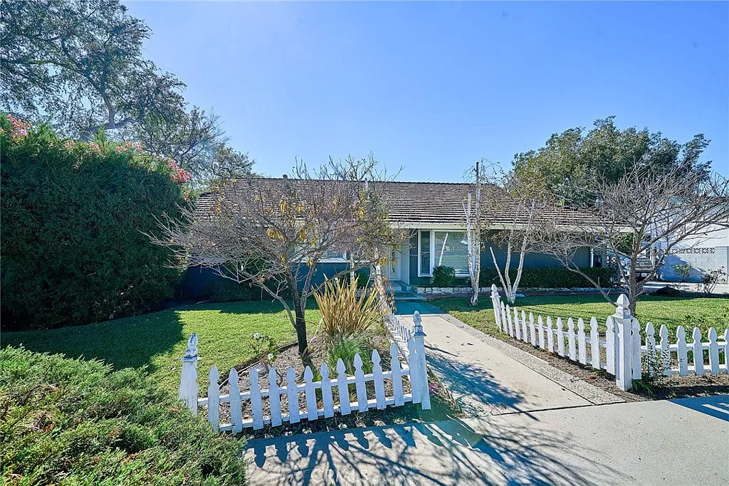 3 bed, 2.5 bath, 1707 sqft, $5,000 — Photo 2