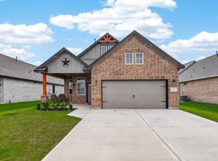 126 Peachleaf Ct, Anahuac, TX 77514
