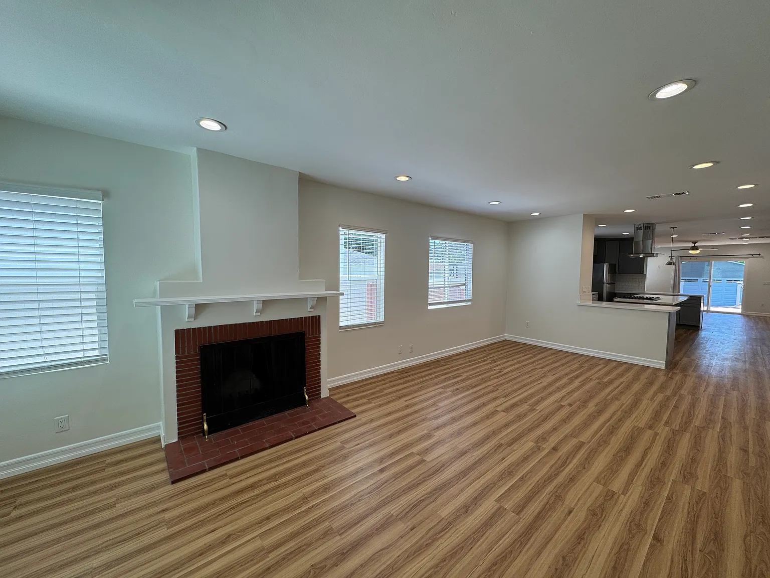 4 bed, 1849 sqft, $6,300 — Photo 3