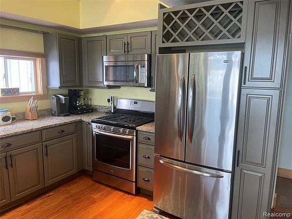 5th image of 1077 Sunrise Park St