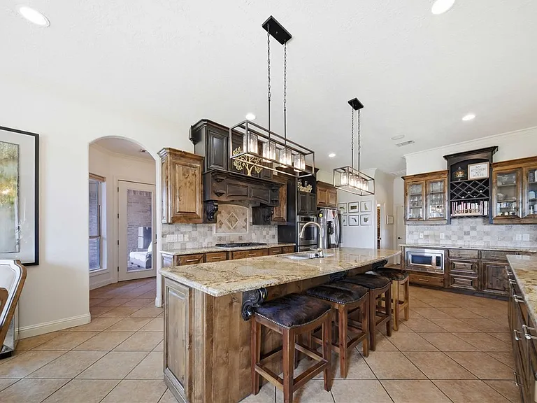 2404 Lancaster Ct — Photo 9