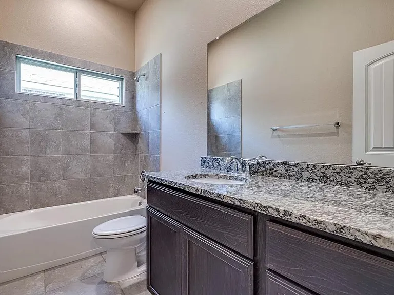 2025 Lake Vista Dr — Photo 8