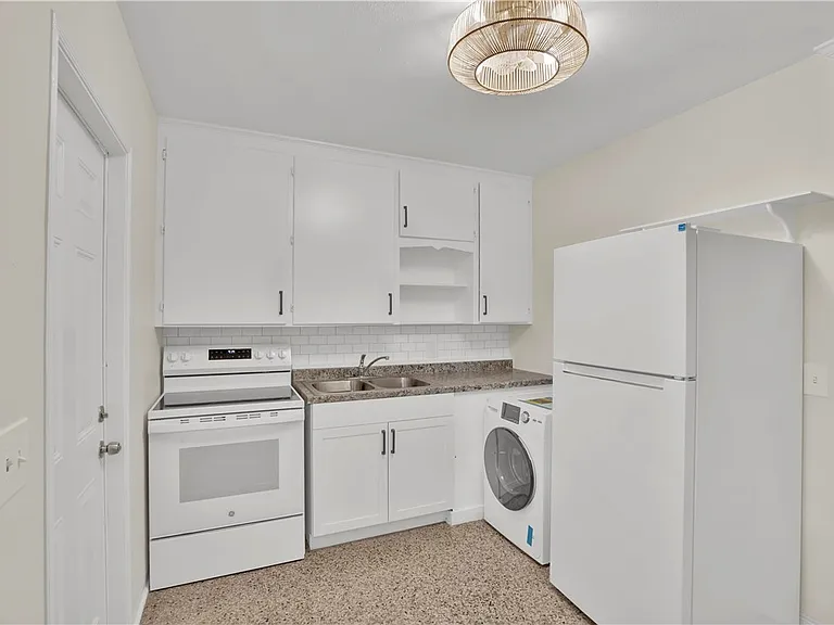 2359 De Soto Ave — Photo 2