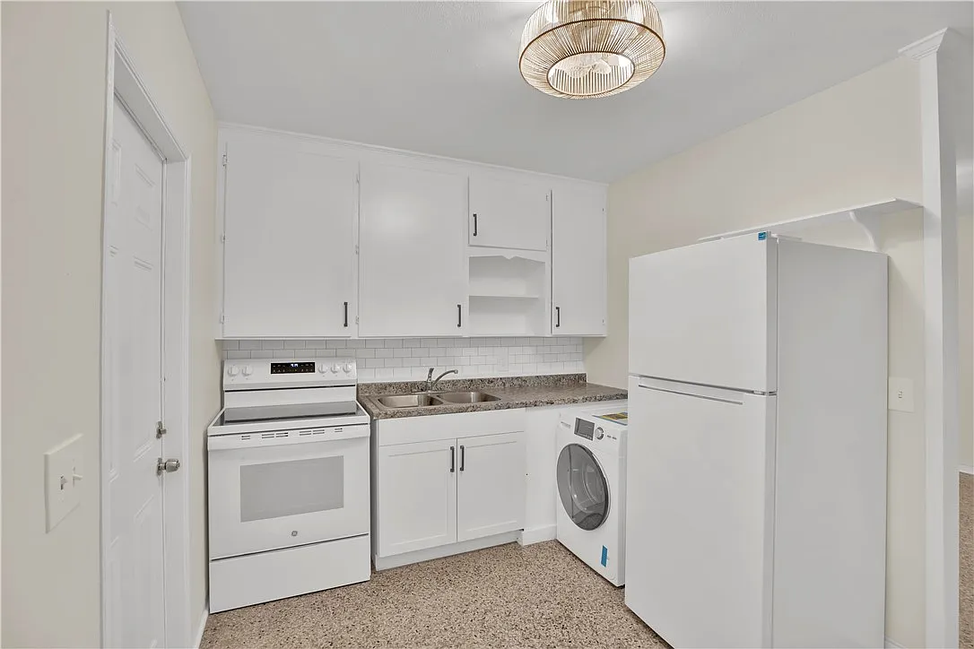 Building Photo - 2359 De Soto Ave
