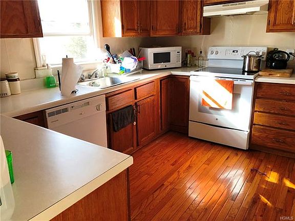 3rd image of 3 Hampton Dr