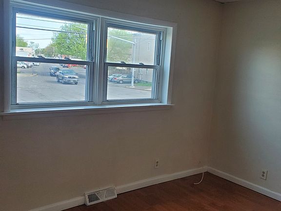 3rd image of 72 Watervliet Ave #1