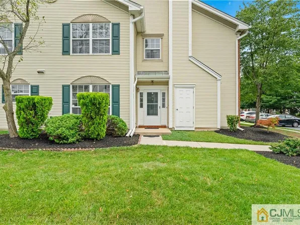 32 Cabot Way, Franklin Park, NJ 08823