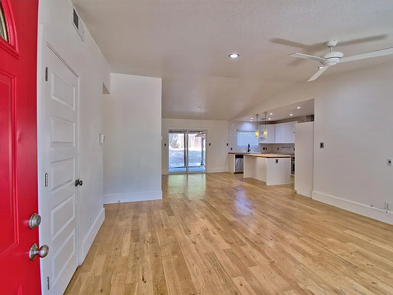 2604 Sherwood Ln — Photo 4