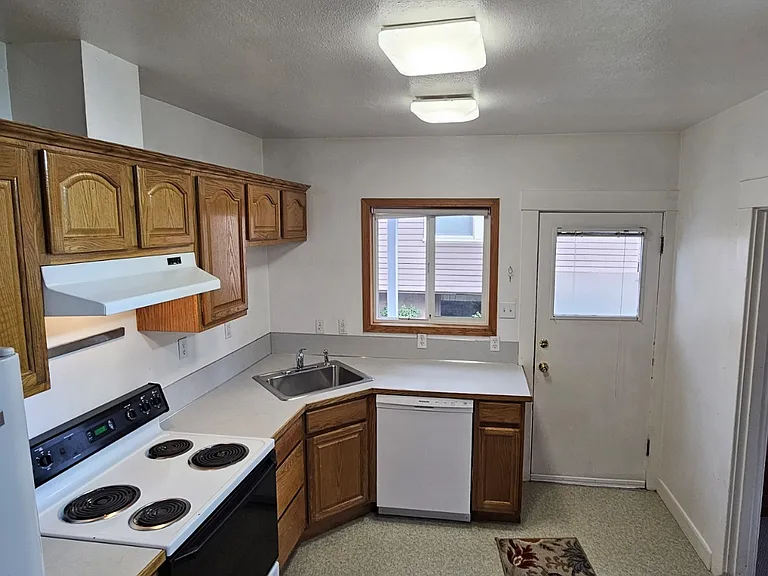 1664 SE Harney St — Photo 9