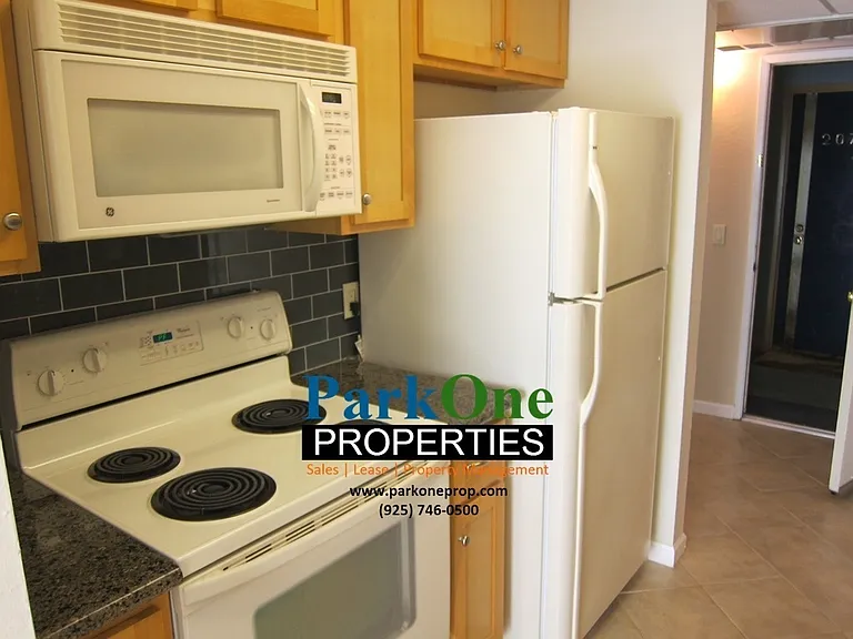 340 N Civic Dr #202 — Photo 4