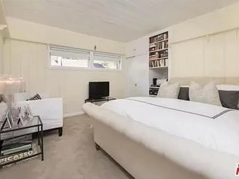 1423 Roscomare Rd — Photo 3