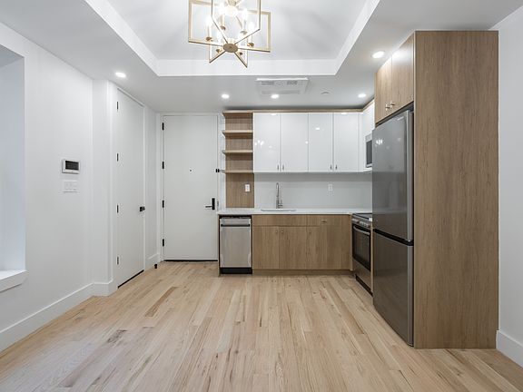 2nd image of 376 Montgomery St #3D