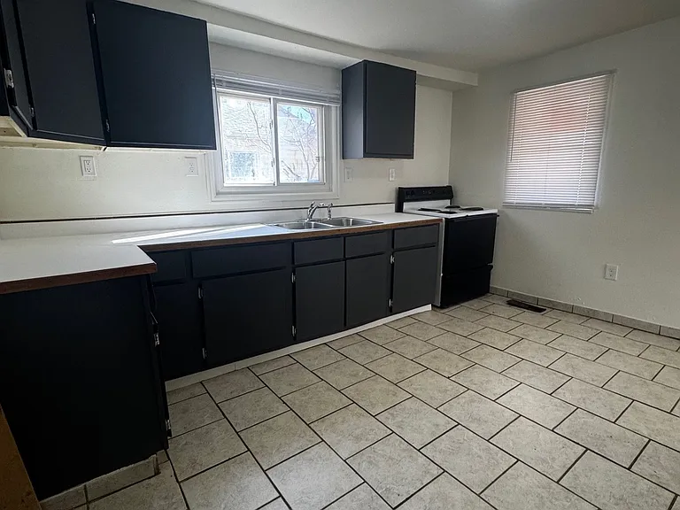 502 Troy Ave — Photo 9
