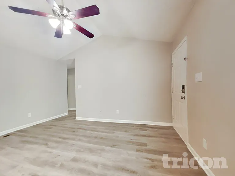 1031 Laurel Leaf Rd — Photo 2