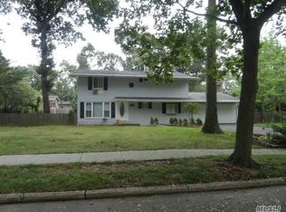 2 Horseshoe Ln, Commack, NY 11725