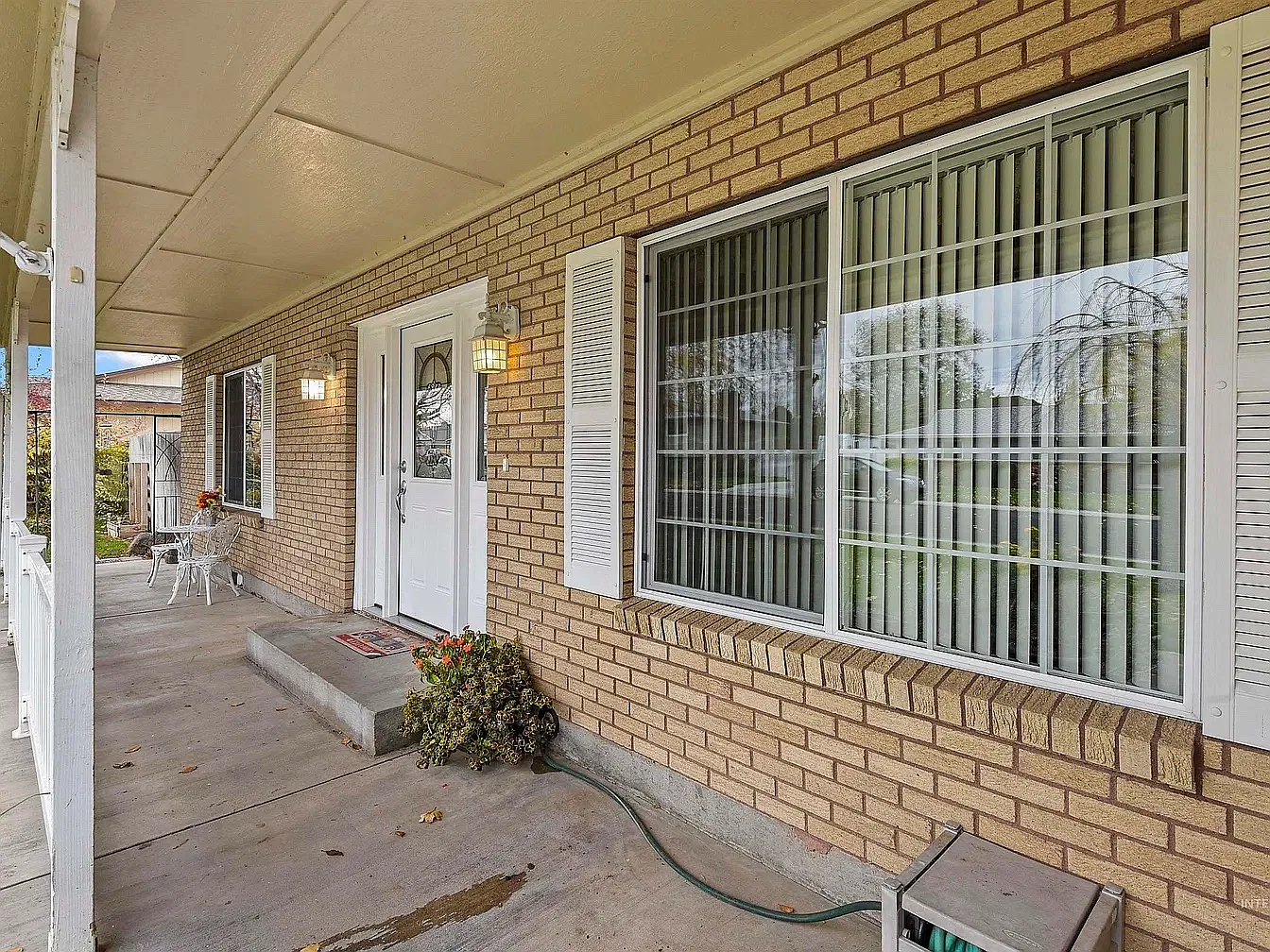 4 bed, 2284 sqft, $3,100 — Photo 2