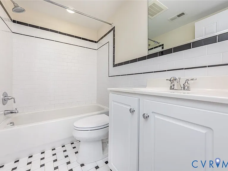 24 W Locke Ln #1 — Photo 17