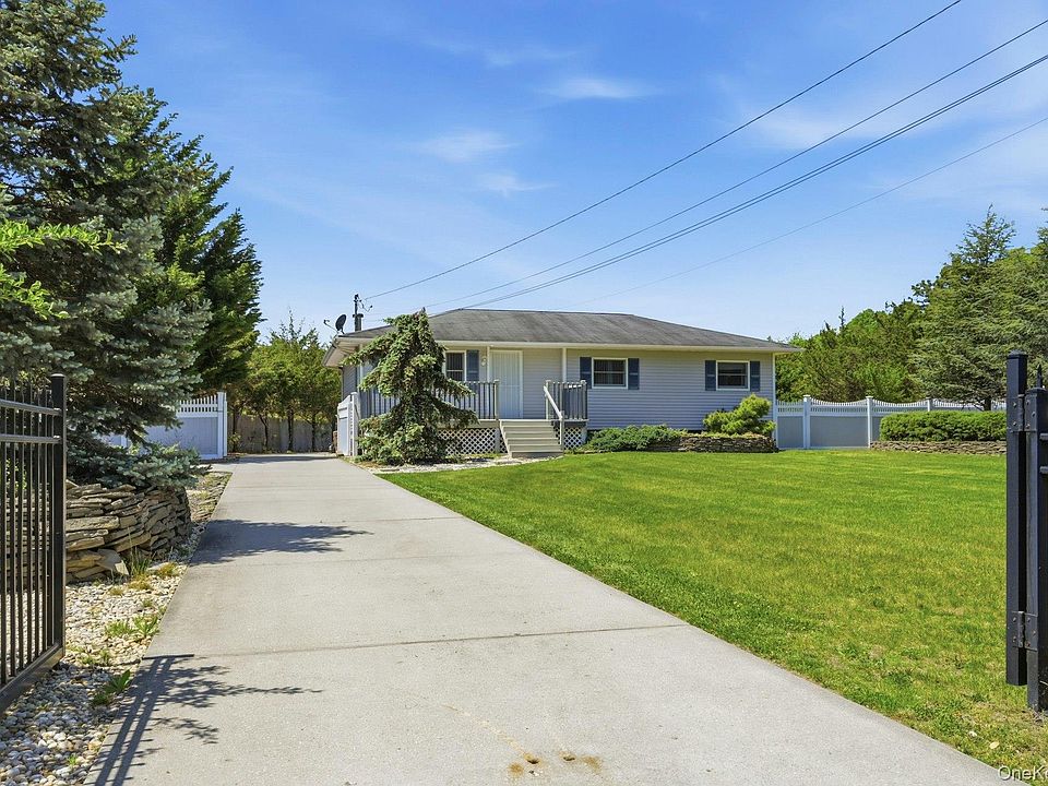 1st image of 1072 Connetquot Avenue