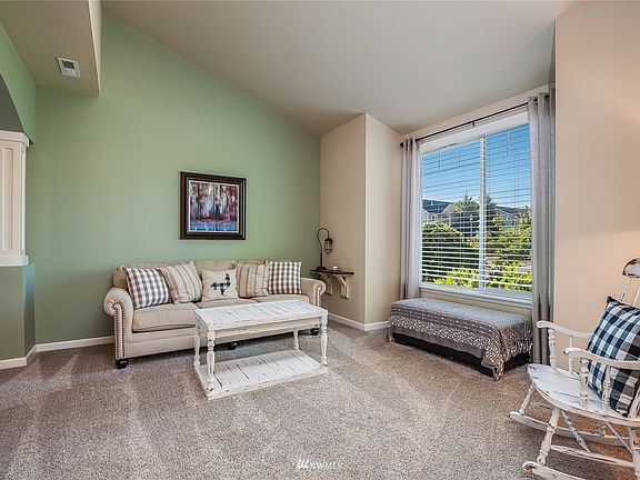 Vaulted ceiling in the living room>