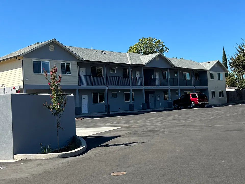 736 Poplar Ave #1