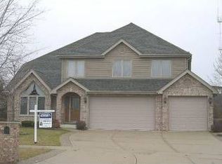 135 Flamingo Dr, Roselle, IL 60172