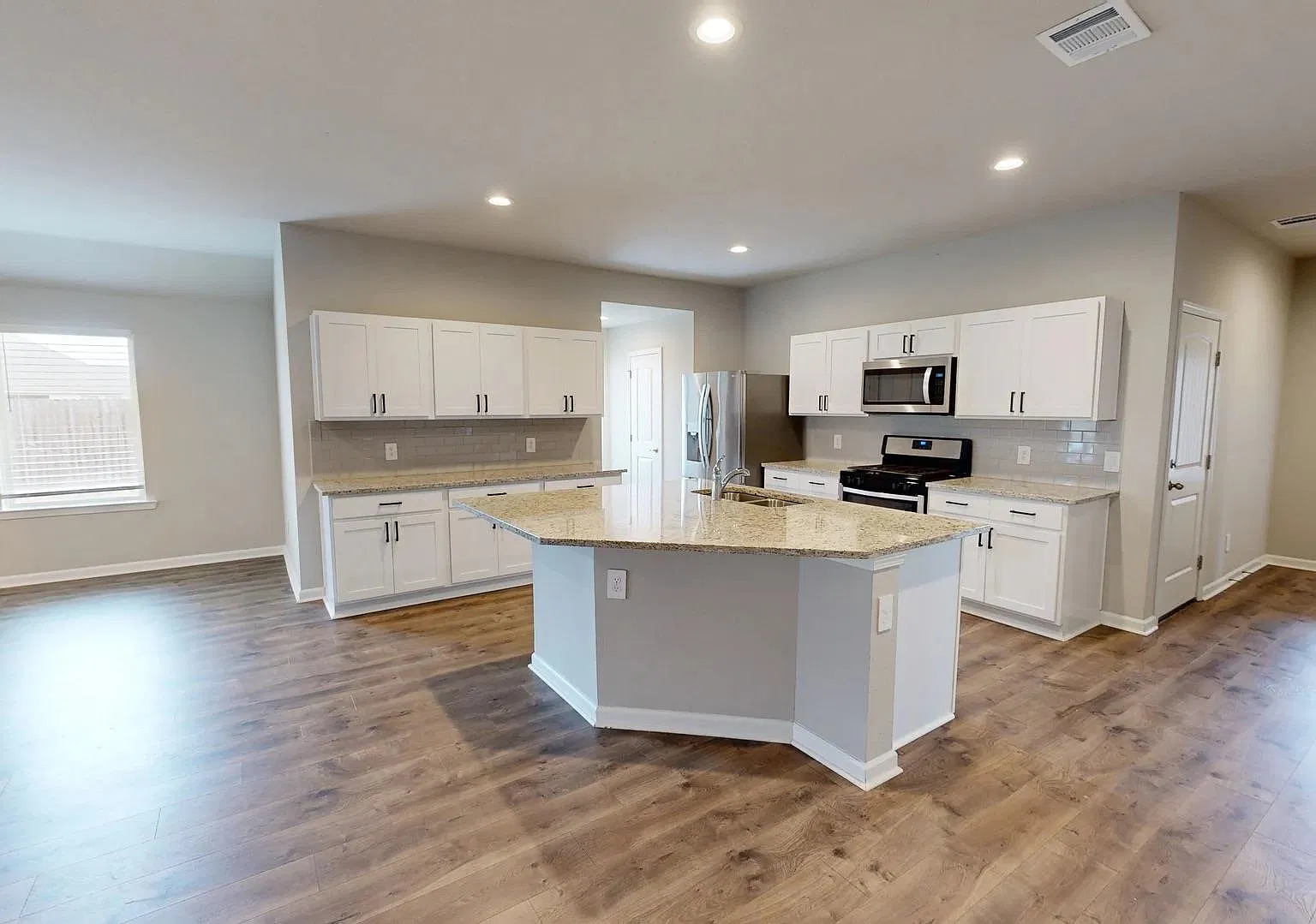 4 bed, 2.0 bath, 2079 sqft, $2,200 — Photo 4
