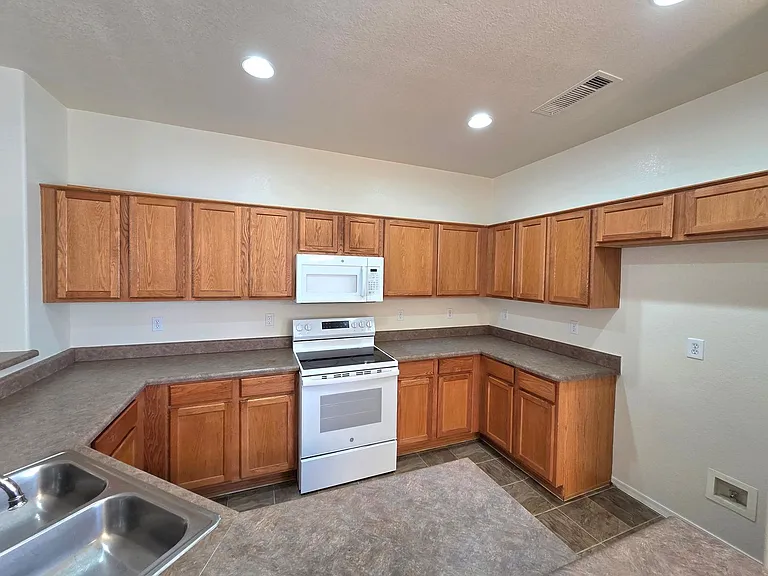 609 W Rio Vista Ln — Photo 6